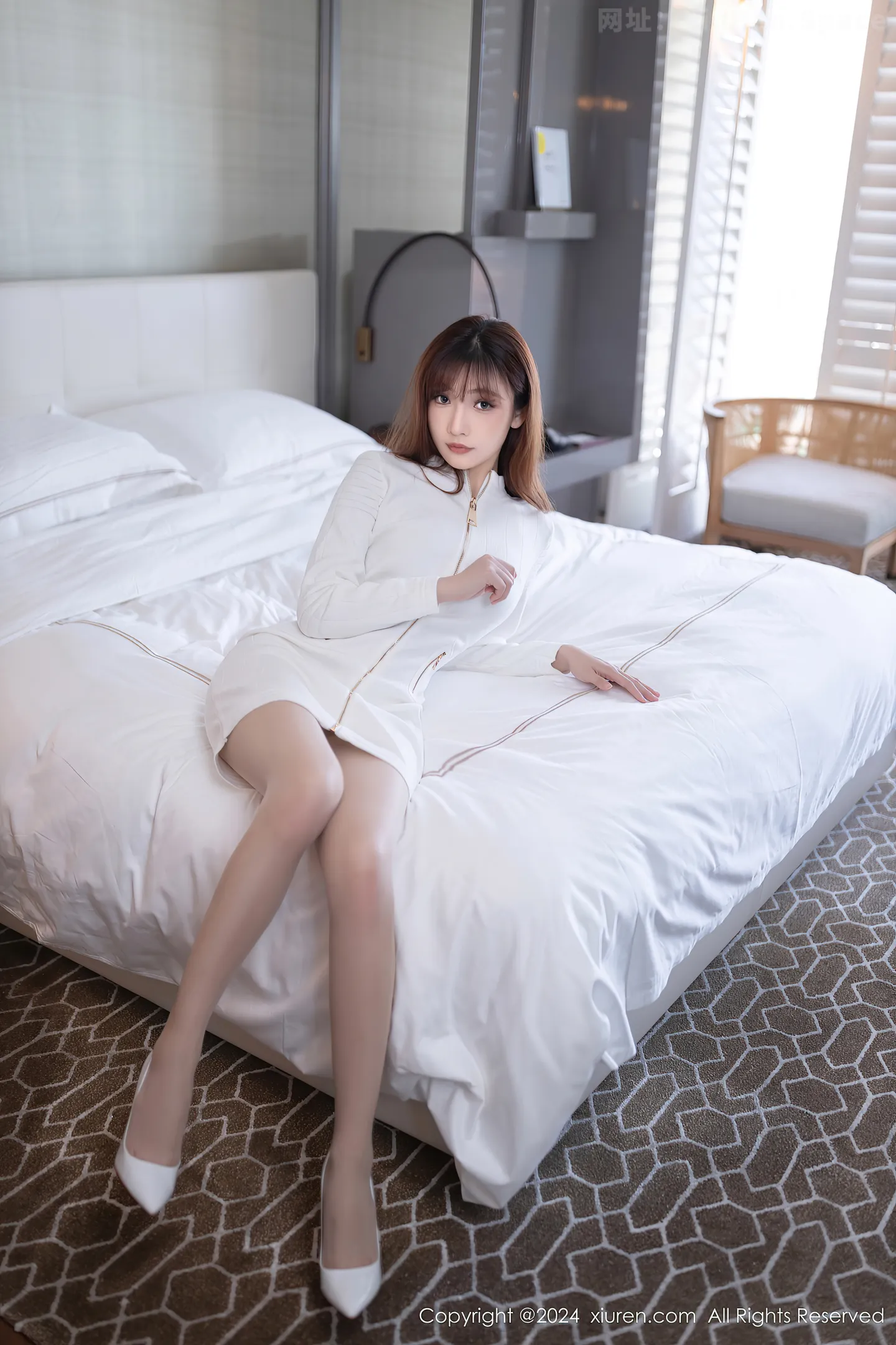 图片[5]-[XiuRen秀人网]VOL.8233 模特陆萱萱白色上衣露银色内衣配超薄肉丝秀柔美身姿诱惑写真80P-秀人网官方网站